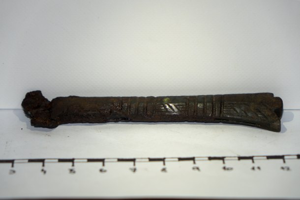 Bronzová rukojeť železného nožíku