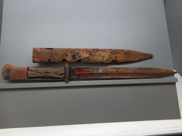 Německý bajonet s dřevěnými střenkami