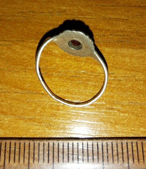 Malý stříbrný prstýnek s kamínkem