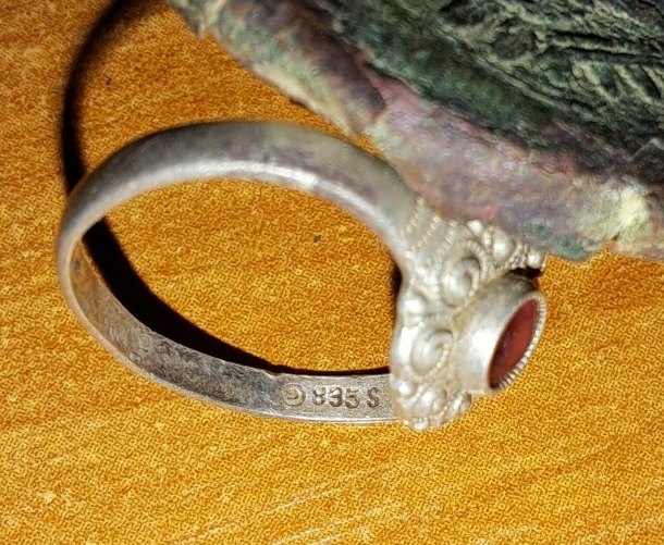 Malý stříbrný prstýnek s kamínkem