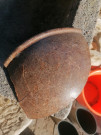 Těžký kus kovu( zemědělský stroj nebo kovová keramika.?) 