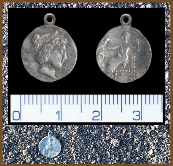 Medailonek s motivem římské mince