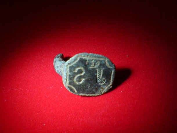 Torzo bronzového prstenu s monogramem a korunkou