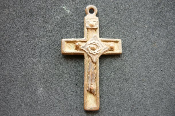 Krížik vykladaný drevom