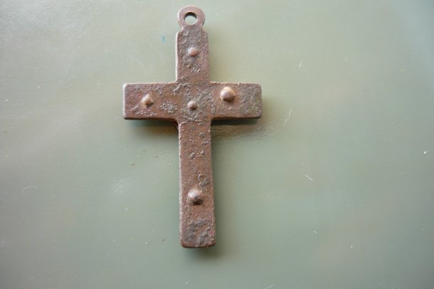 Krížik vykladaný drevom