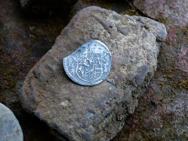 Malý stříbrňák ze 17. století  se stal bezkonkurenčním nálezem celé procházky.)