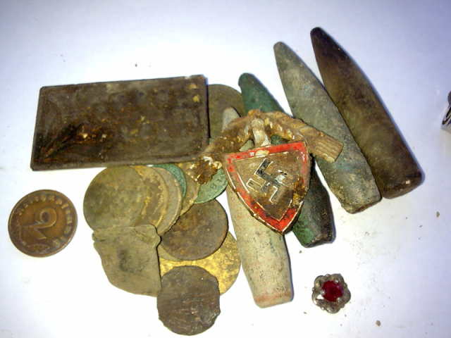 Mince, odznak a další nálezy