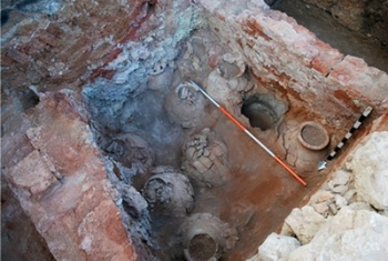 Kanadští archeologové nalezli džbány z doby bronzové