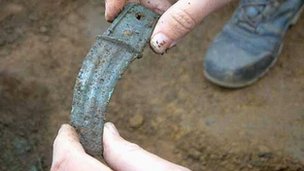 Bronzový poklad nalezený detektorem kovů