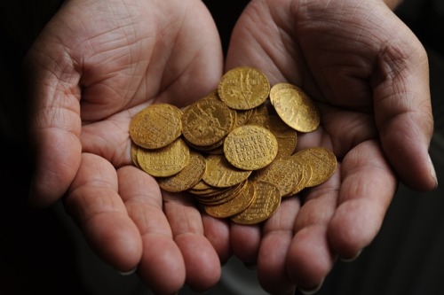 Zlaté mince nalezené detektorem kovů