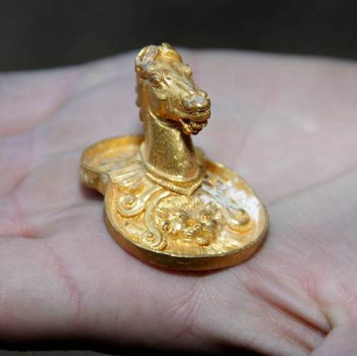 Zlaté šperky nalezené detektorem kovů v Bulharsku
