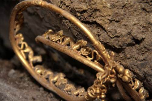 Zlaté šperky nalezené detektorem kovů