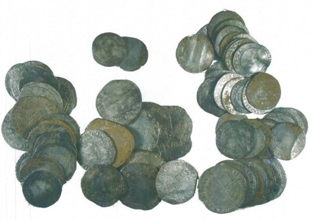 Stříbrné mince nalezené detektorem kovů