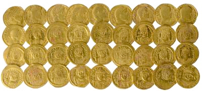 Zlaté mince nalezené detektorem kovů při vykopávkách Izraelských archeologů