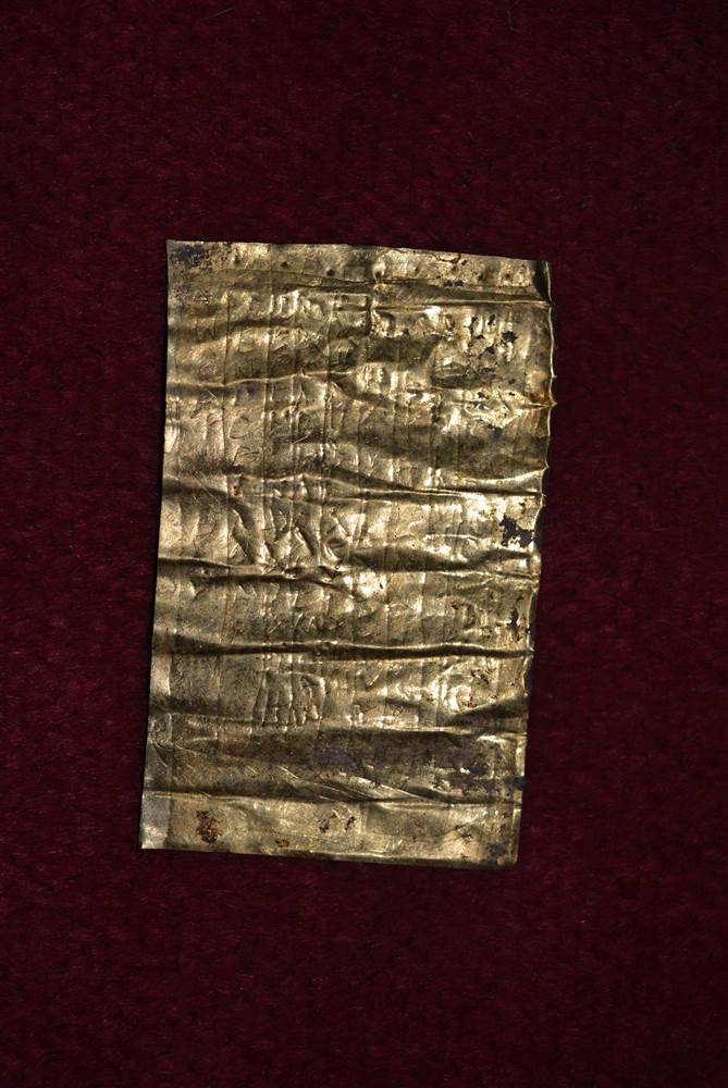 Zlaté destičky nalezené detektorem kovů