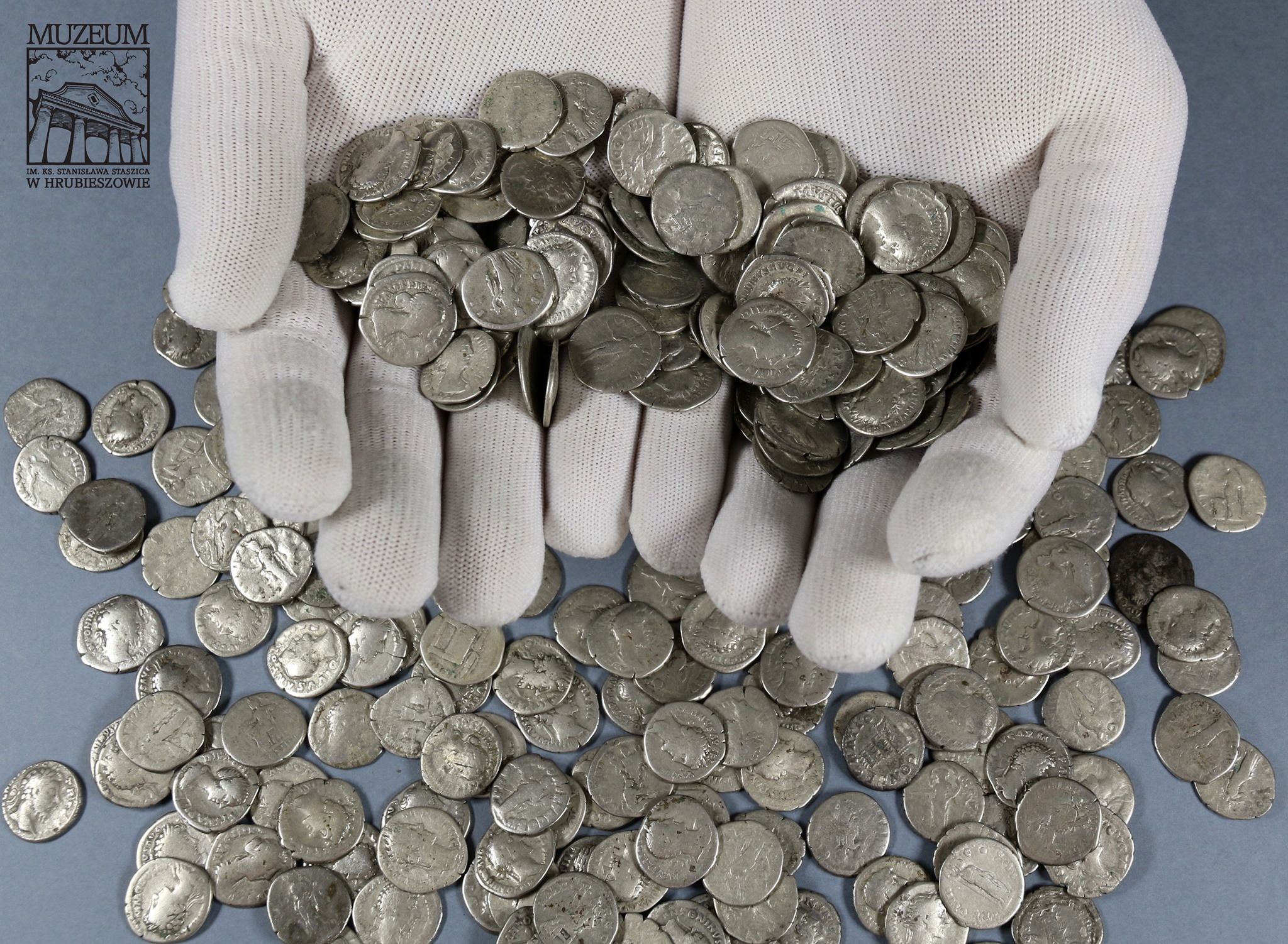 Muž při sběru shozů našel jeden z největších římských mincovních pokladů v Polsku