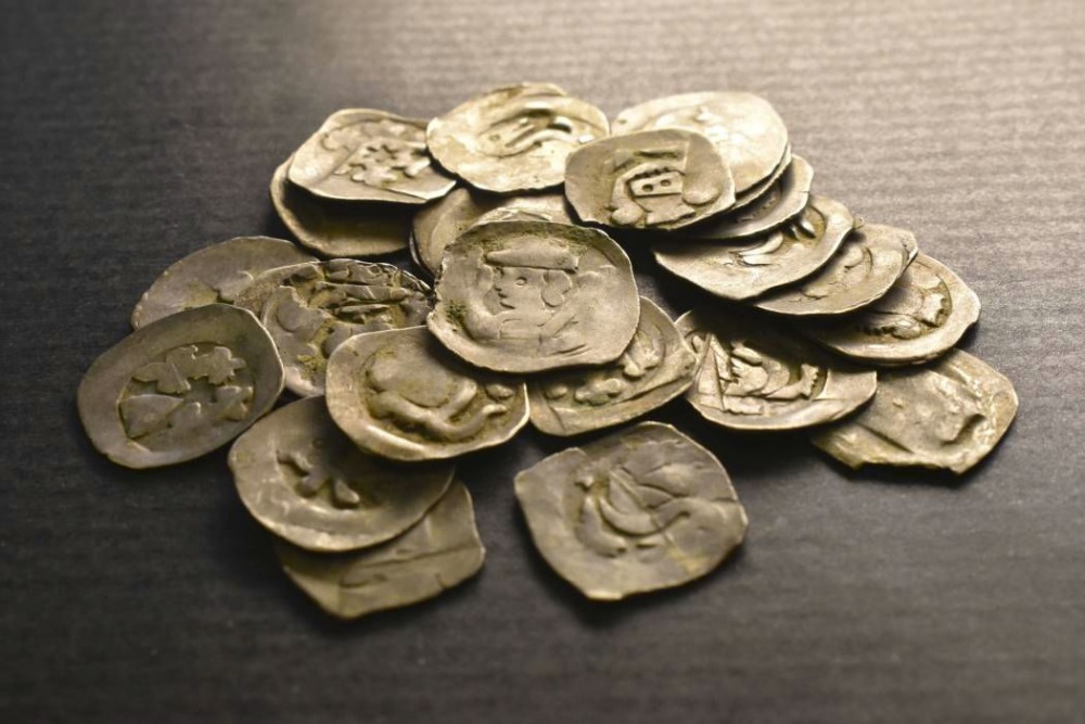 Přišel o práci díky koronaviru, na podzim našel poklad stříbrných mincí ze 13. a 14. století