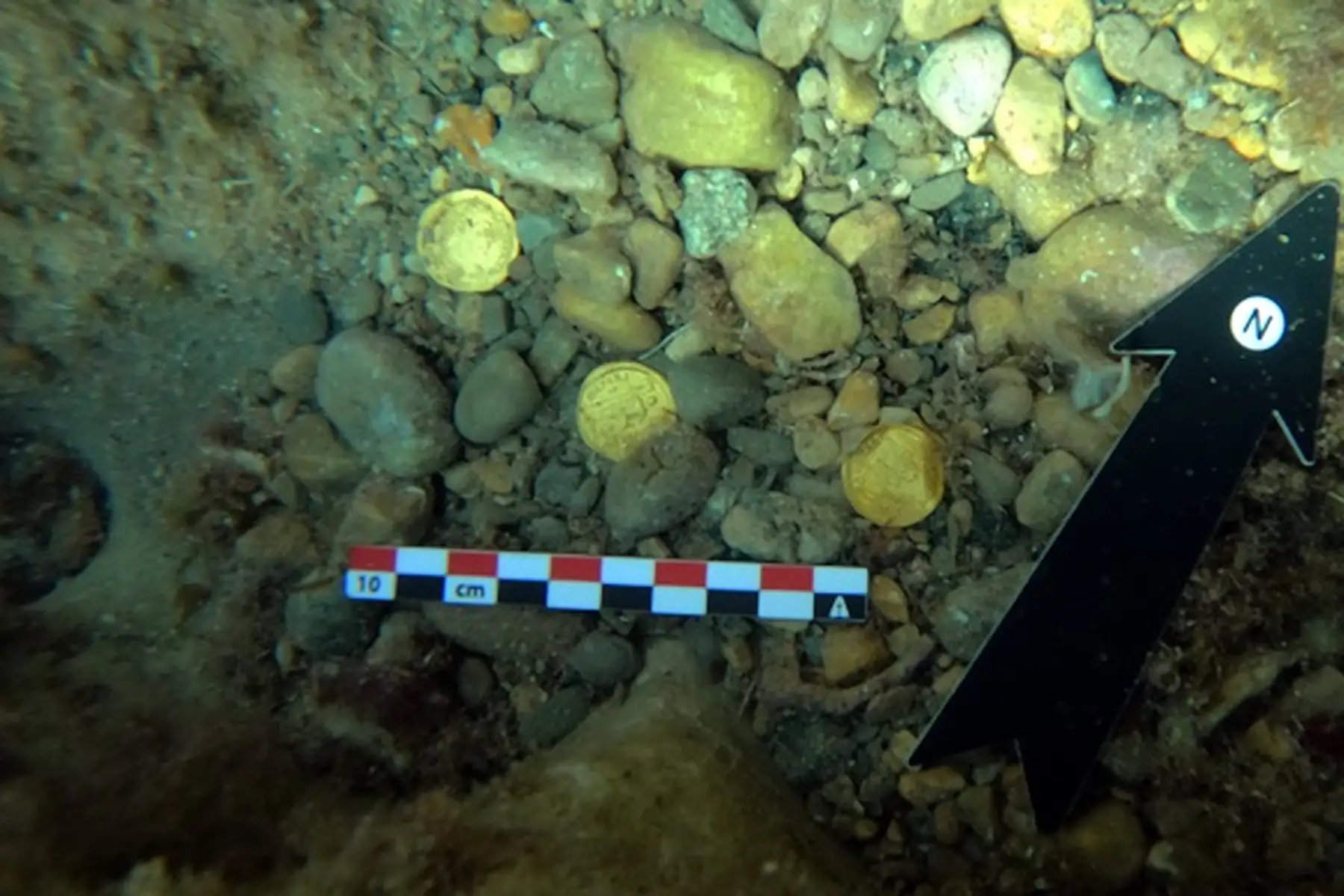 Potápěči objevili unikátní poklad zlatých mincí z období pádu Římské říše