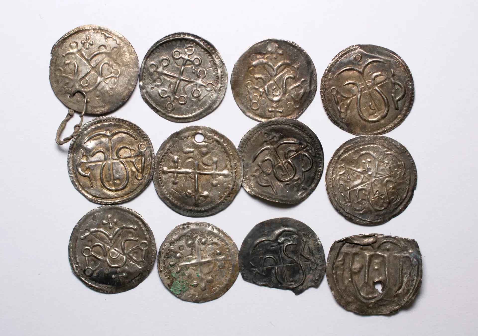 Na poli objevil skrýš vikingských stříbrných mincí