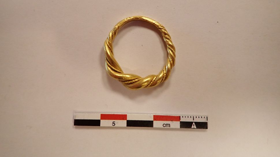 Zlatý vikingský prsten koupila v online aukci