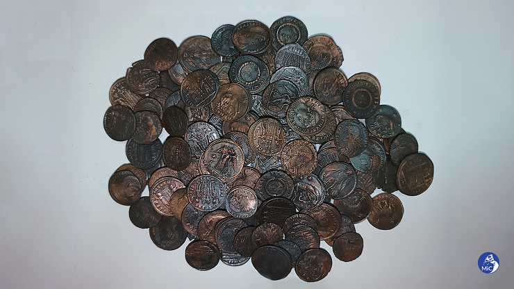 Rekreační potápěč objevil až 50 000 římských mincí ze 4. století