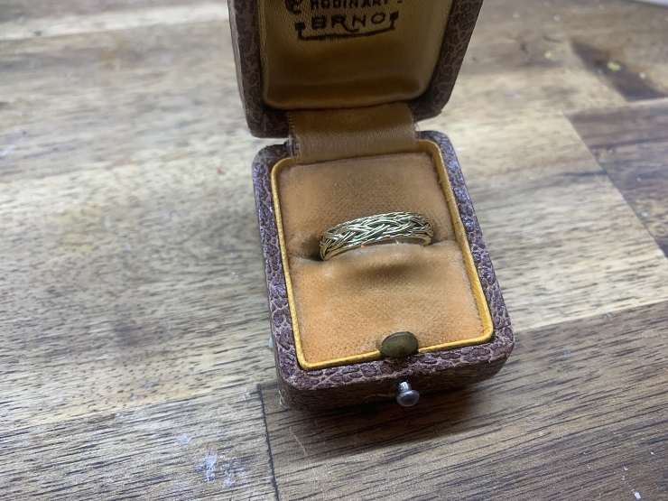 Výroba snubního prstenu z rýžovaného zlata podle motivu ranně středověkého prstenu nalezeném Elmarou