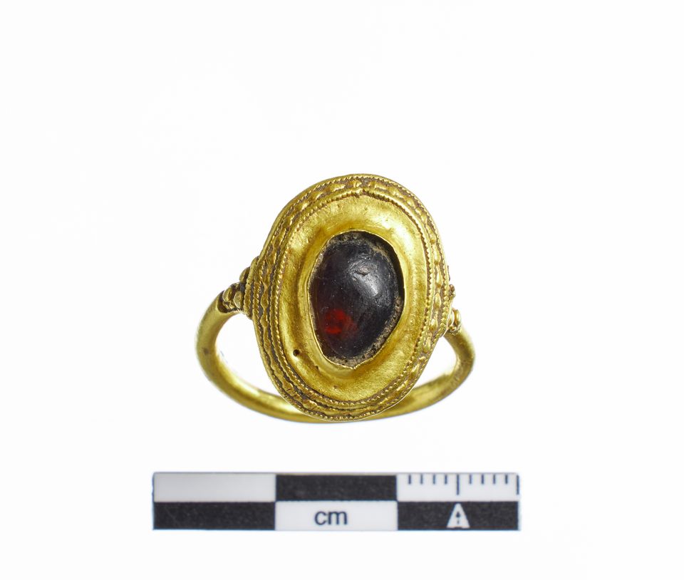 Detectorist finds exceptional gold ring from the 5th century, refers to a previously unknown principality