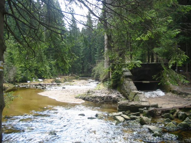 Protržená přehrada Dessendorf v Jizerských horách