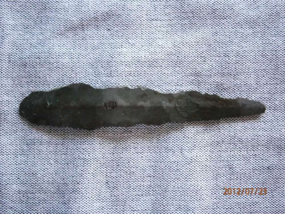 vypadá to na torzo malého bronzového nože, délka 8 cm