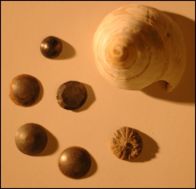 Výroba knoflíků z přírodní perletě