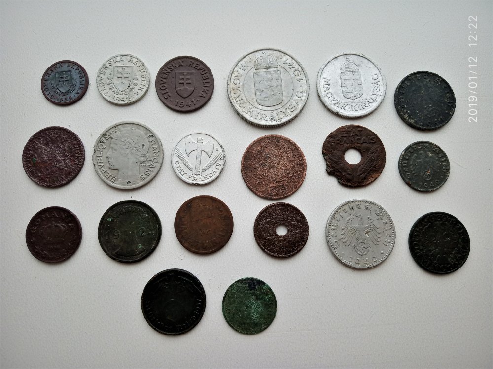 pár starých mincí a žetonů