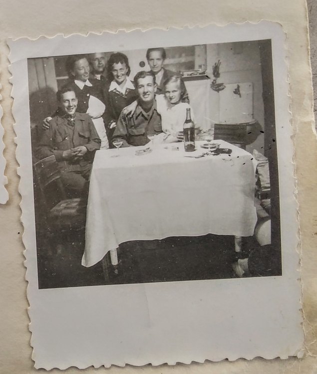 Vojáci u stolu s naší babičkou