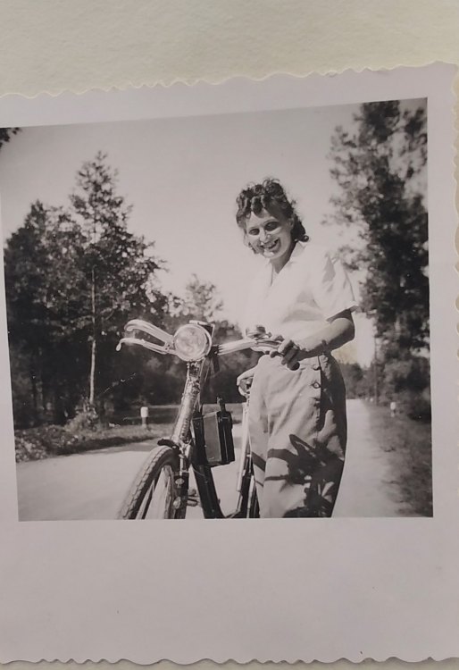 Naše babička s foťákem na řídítkách