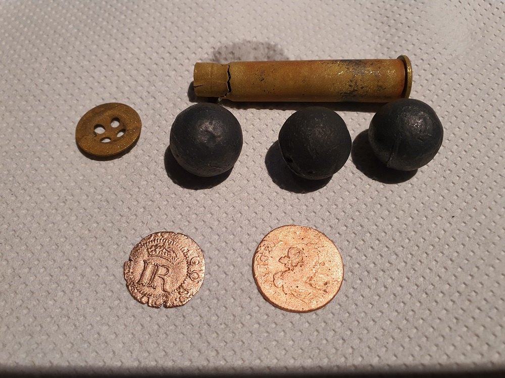 Tri gulky do muskety, stare medene mince a nabojnica