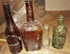 Několik starých lahví z lesního smetiště