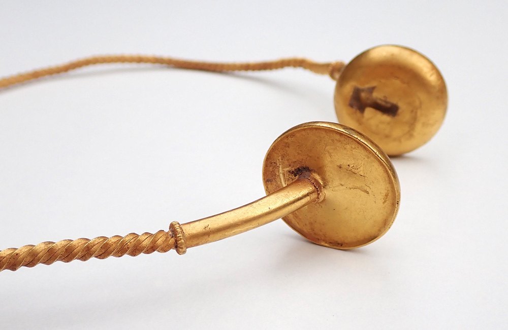 Eine goldene Halskette, gefunden von einem Metalldetektor in Mittelböhmen