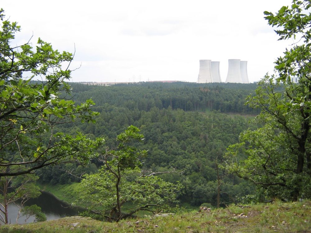 Dalešická nádrž, komíny jaderné elektrárny Dukovany