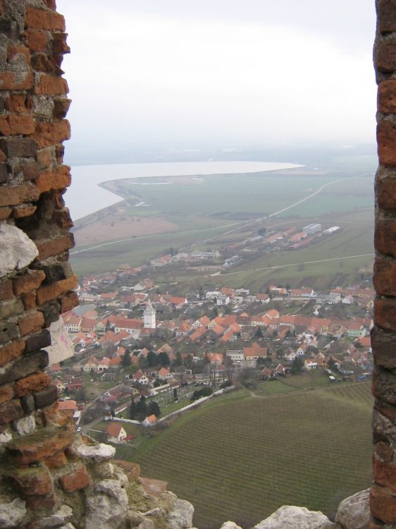 pohled oknem Dívčího hradu - Děviček