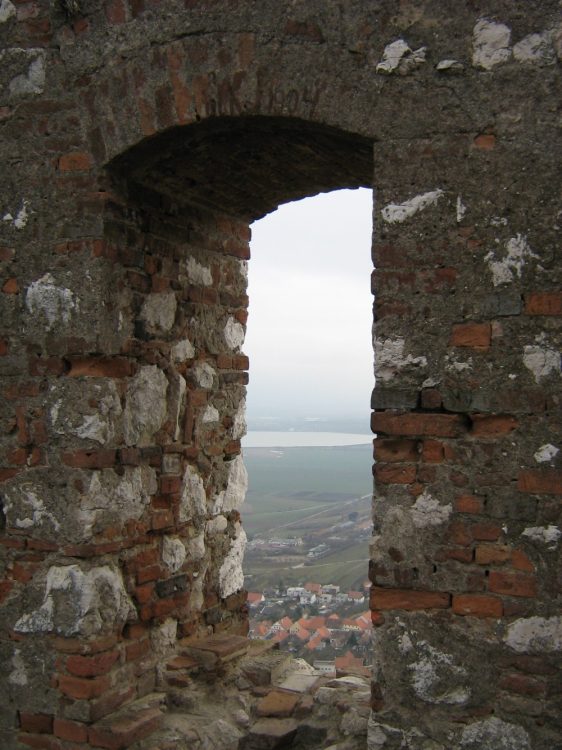pohled oknem Dívčího hradu - Děviček