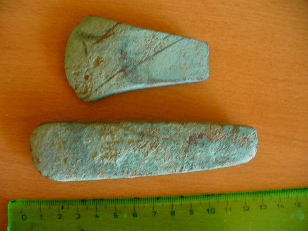 Bronzové sekyry nalezené detektorem kovů