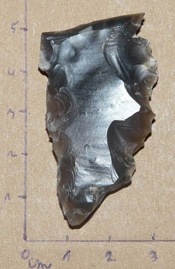 Fragment eneolitického srpu