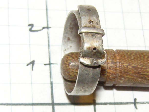 Postříbřený měděný prstýnek tvar opasek