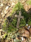 Křížek  s řetízkem z lesa