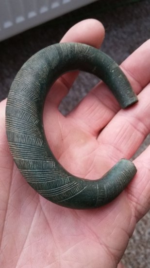 Bronzový náramek nalezený detektorem kovů