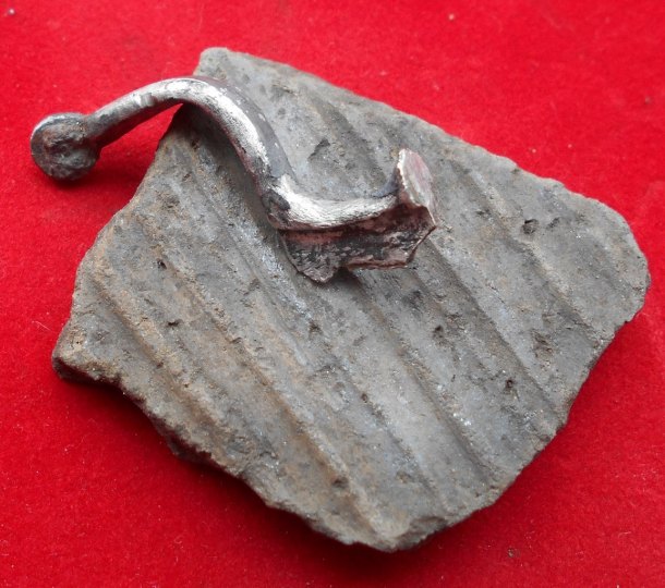 Stříbrná římská spona nalezená detektorem kovů