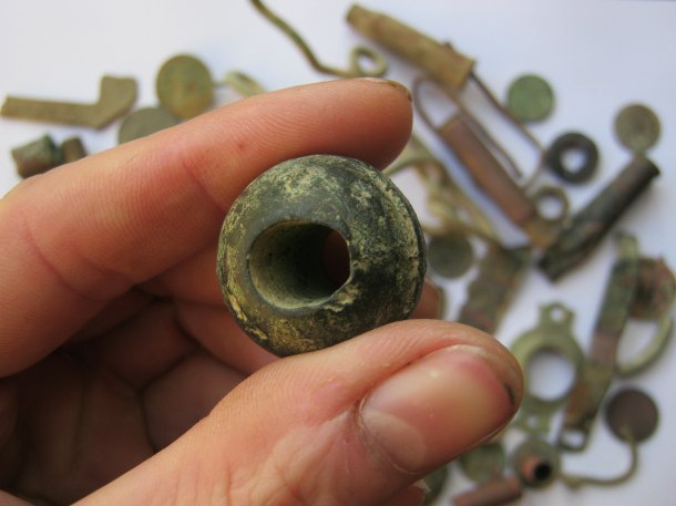 Bronzová kulička s otvorem