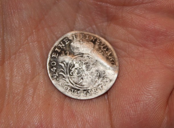Stříbrná mince z pole