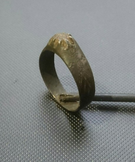 Prsten ag  s vybroušeným kamínkem