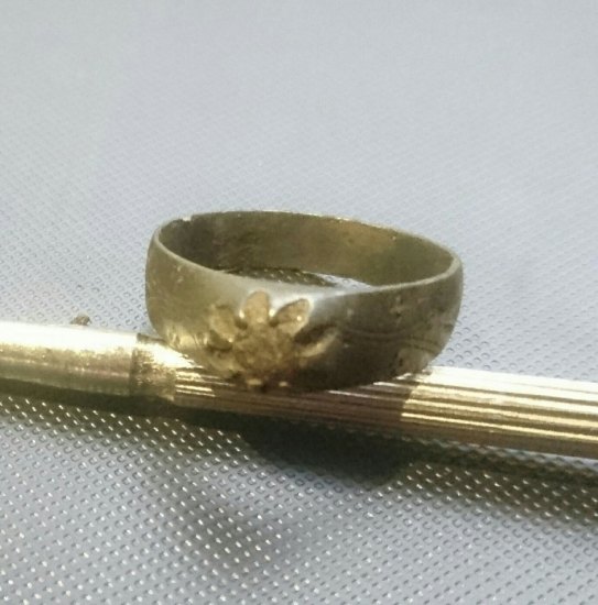 Prsten ag  s vybroušeným kamínkem