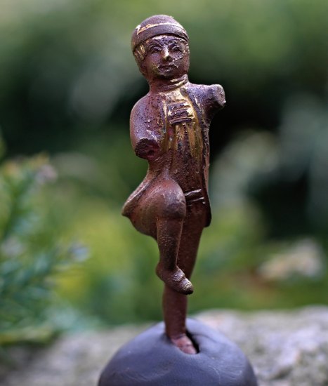 Bronzová soška dřív zlacená